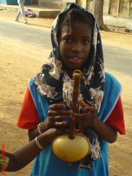 une filette avec sa cora a dakar